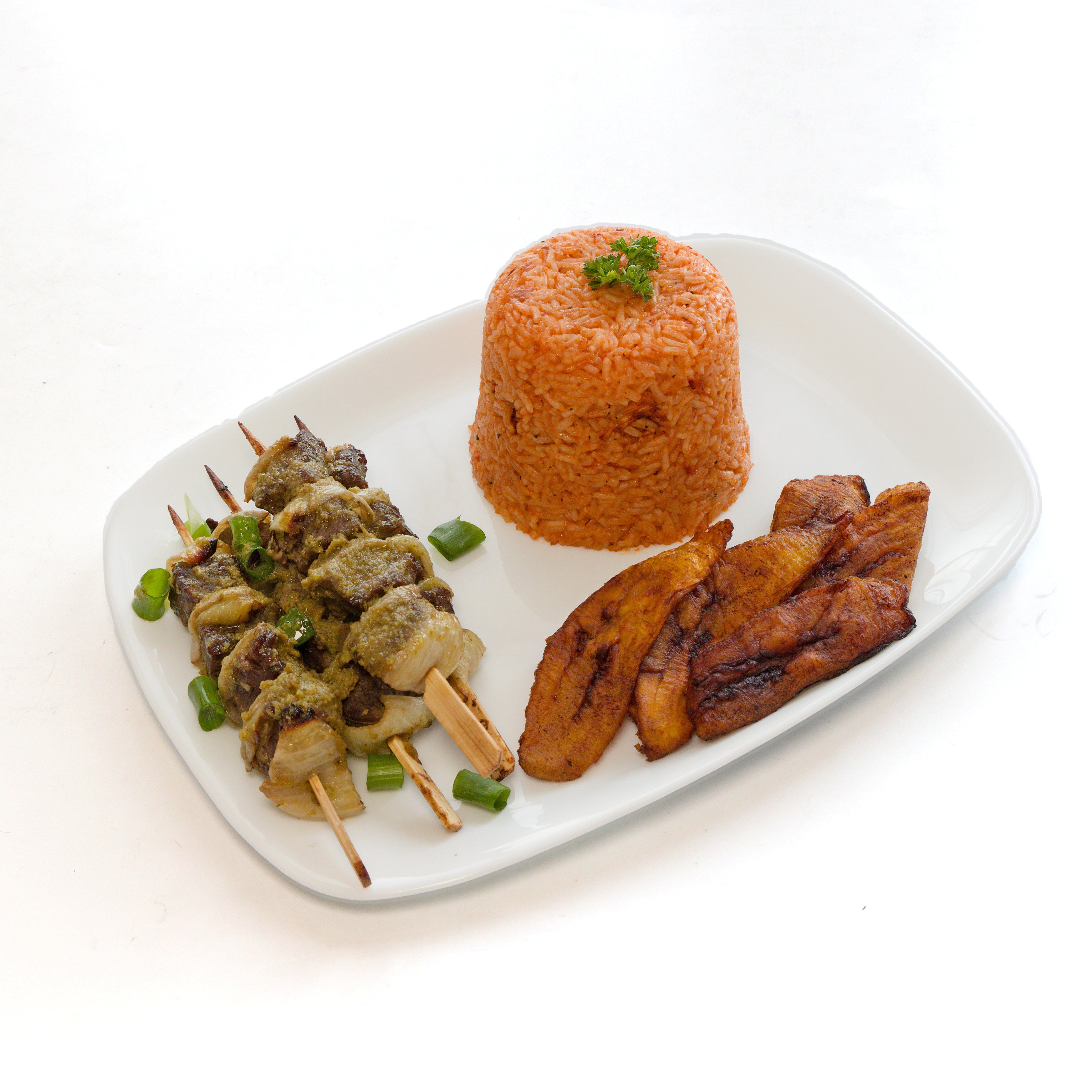 4 Mini brochettes de bœuf(halal) + Frites de Banane-plantains murs+ riz gras